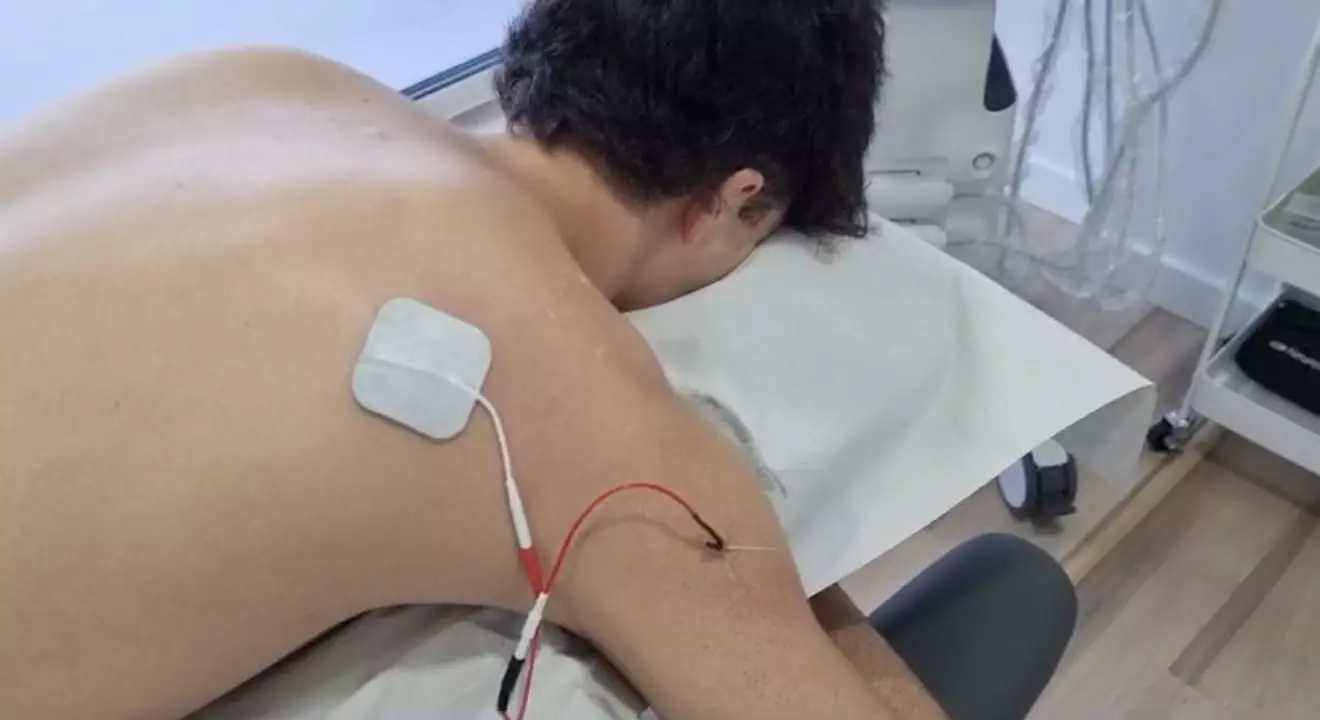 Fisioterapeuta explicando el tratamiento al paciente
