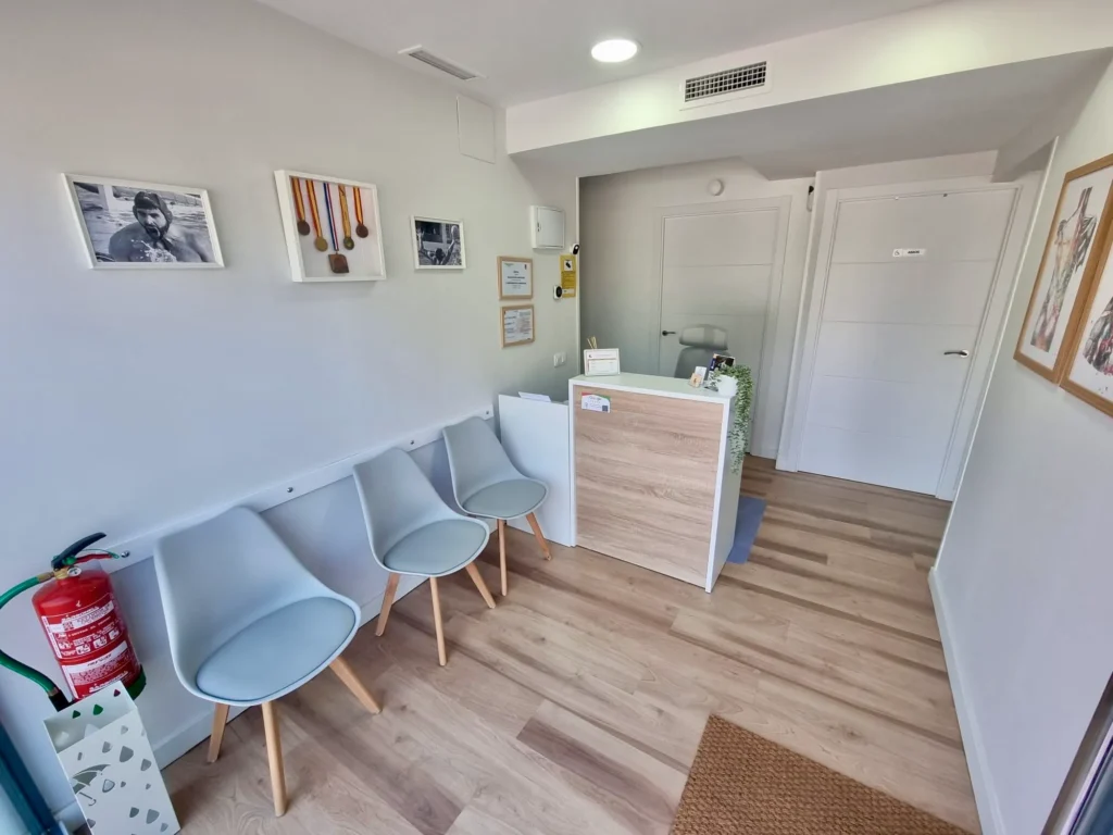 Sala de recepción de Fisio ACM Clinic con ambiente acogedor